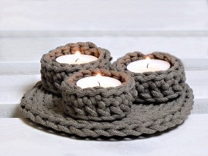 Świecznik dekoracyjny w kolorze brąz jasny.