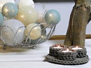 Świecznik dekoracyjny w kolorze brąz ciemny.