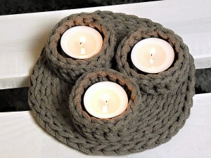 Świecznik dekoracyjny w kolorze brąz ciemny.