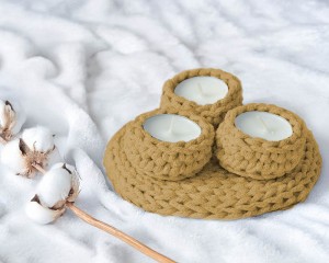 Musztardowy świecznik dekoracyjny.