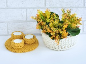 Musztardowy świecznik dekoracyjny.