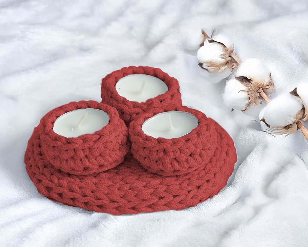 Czerwony świecznik dekoracyjny.