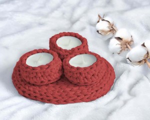 Czerwony świecznik dekoracyjny.