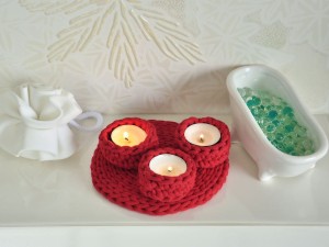 Czerwony świecznik dekoracyjny.