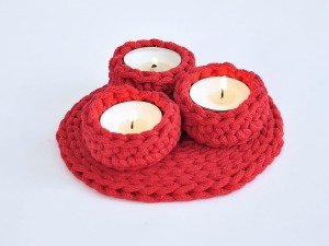 Czerwony świecznik dekoracyjny.