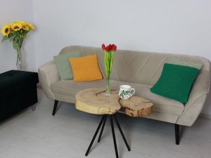 Żółta bawełniana poduszka dekoracyjna.