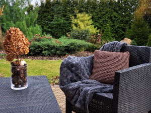 Jasno brązowa poduszka dekoracyjna do salonu lub sypialni.