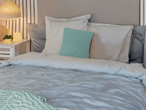 Miętowa, bawełniana poduszka dekoracyjna.