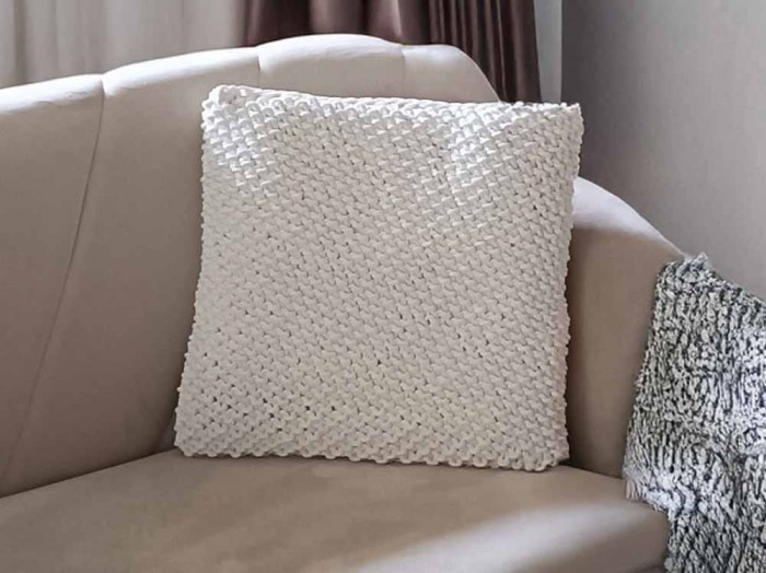 Biała poduszka dekoracyjna. Wybór rozmiarów