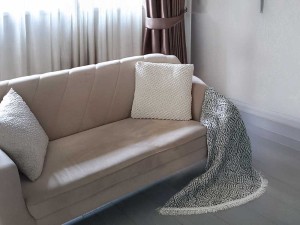 Bawełniana poduszka dekoracyjna, kolor biały.