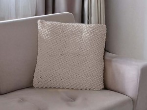 Poduszka dekoracyjna do salonu lub sypialni, kolor cappuccino.