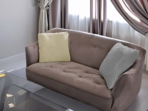 Jasna żółta bawełniana poduszka dekoracyjna.