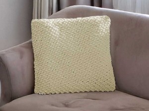 Jasna żółta bawełniana poduszka dekoracyjna.