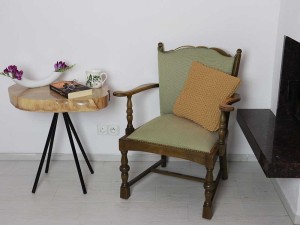 Musztardowa bawełniana poduszka dekoracyjna.