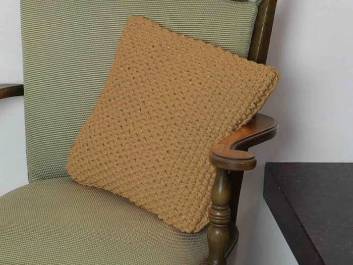 Musztardowa poduszka ozdobna. Wybór rozmiarów