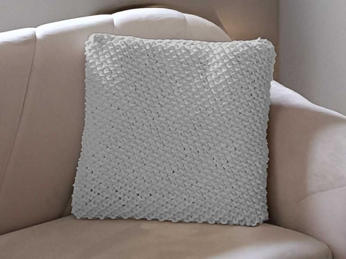 Szara poduszka dekoracyjna. Wybór rozmiarów 
