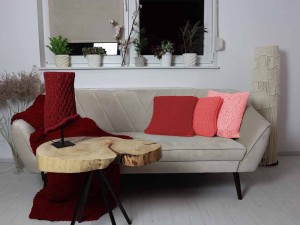 Czerwona bawełniana poduszka dekoracyjna.