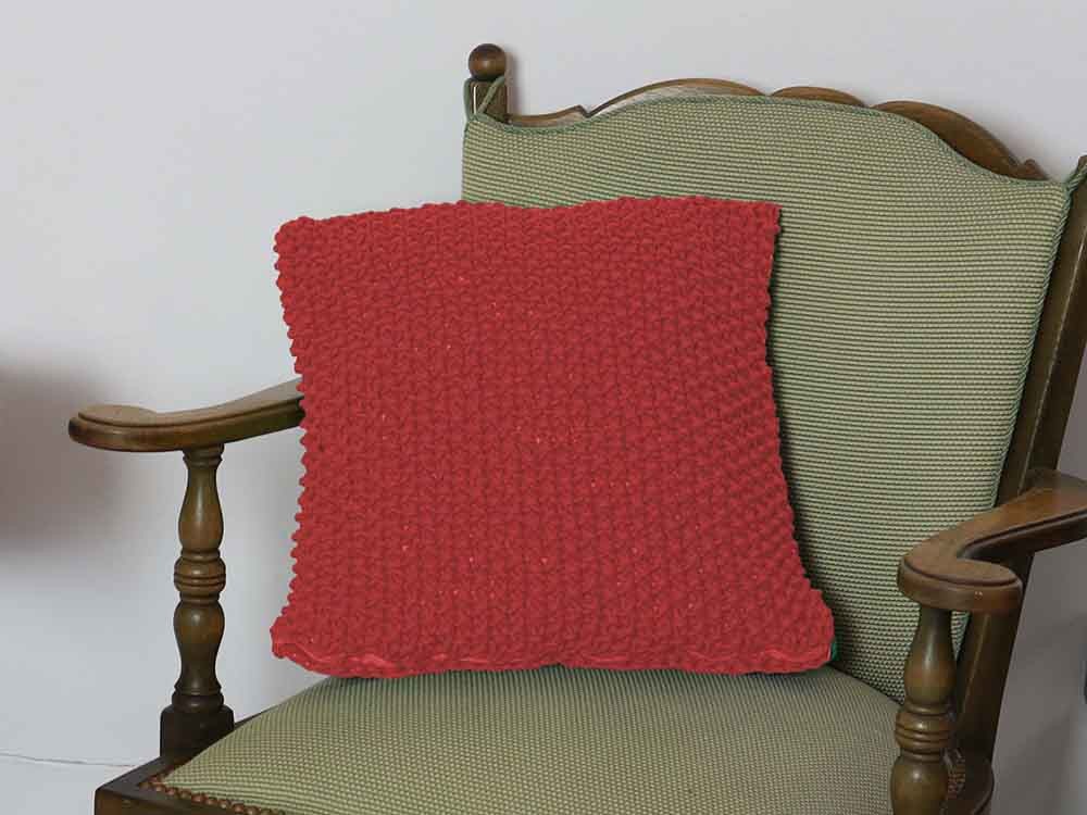 Czerwona bawełniana poduszka dekoracyjna.