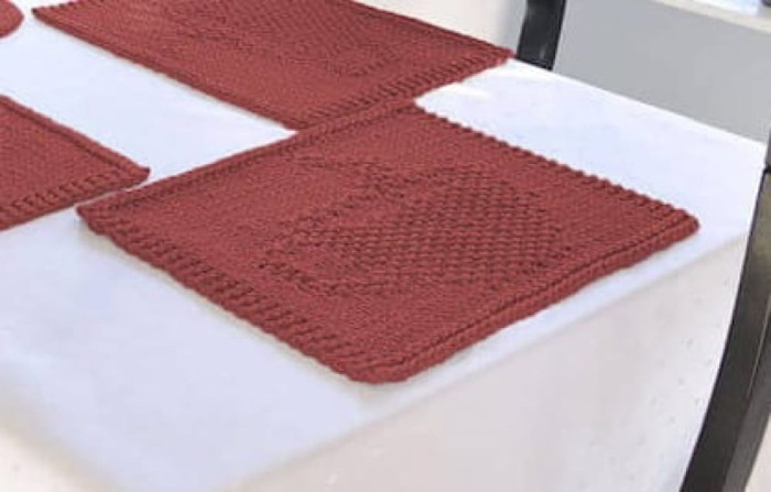 Czerwone podkładki na stół 