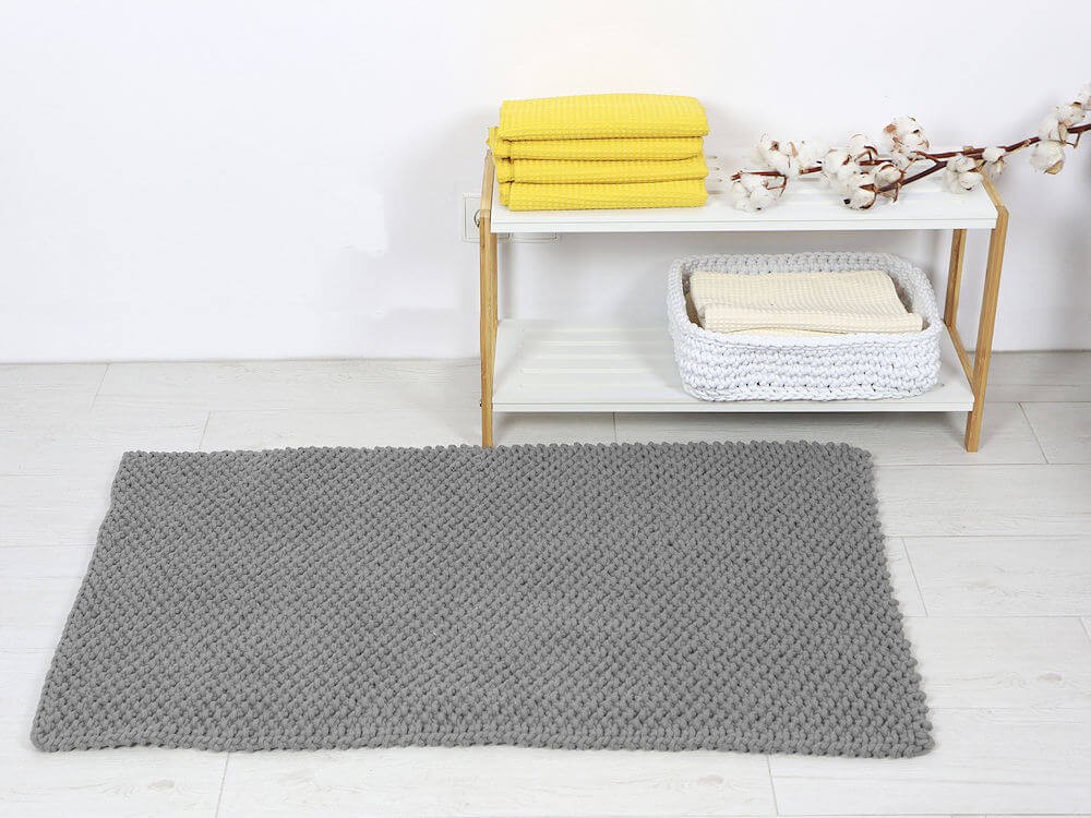 Bawełniany dywanik łazienkowy w kolorze szarym.