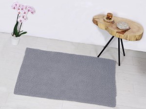 Bawełniany dywanik łazienkowy w kolorze jasny szary.