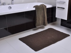 Bawełniany dywanik łazienkowy, ciemny brązowy.