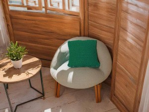 Zielona bawełniana poduszka dekoracyjna.