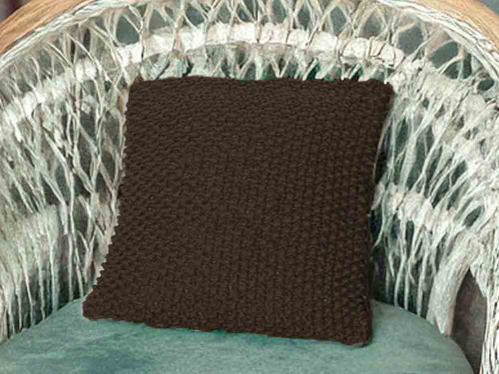 Ciemno brązowa poduszka dekoracyjna do salonu lub sypialni.
