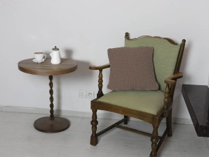 Poduszka dekoracyjna do salonu lub sypialni, kolor mokka.