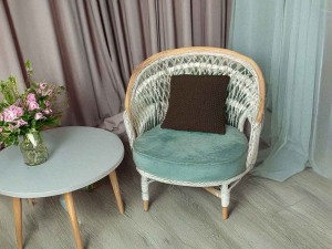 Ciemno brązowa poduszka dekoracyjna do salonu lub sypialni.