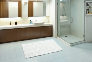 Biały łazienkowy dywanik.