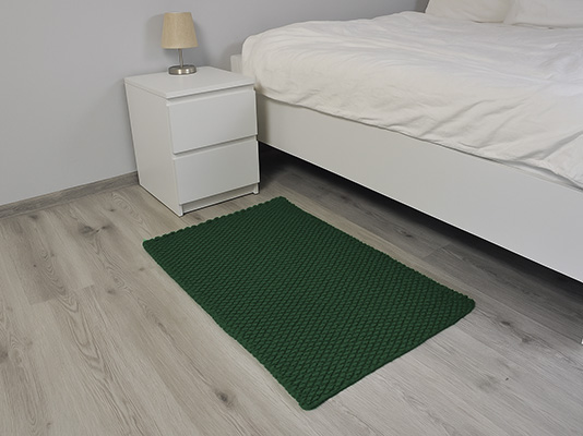 Dywan butelkowa zieleń w sypialni